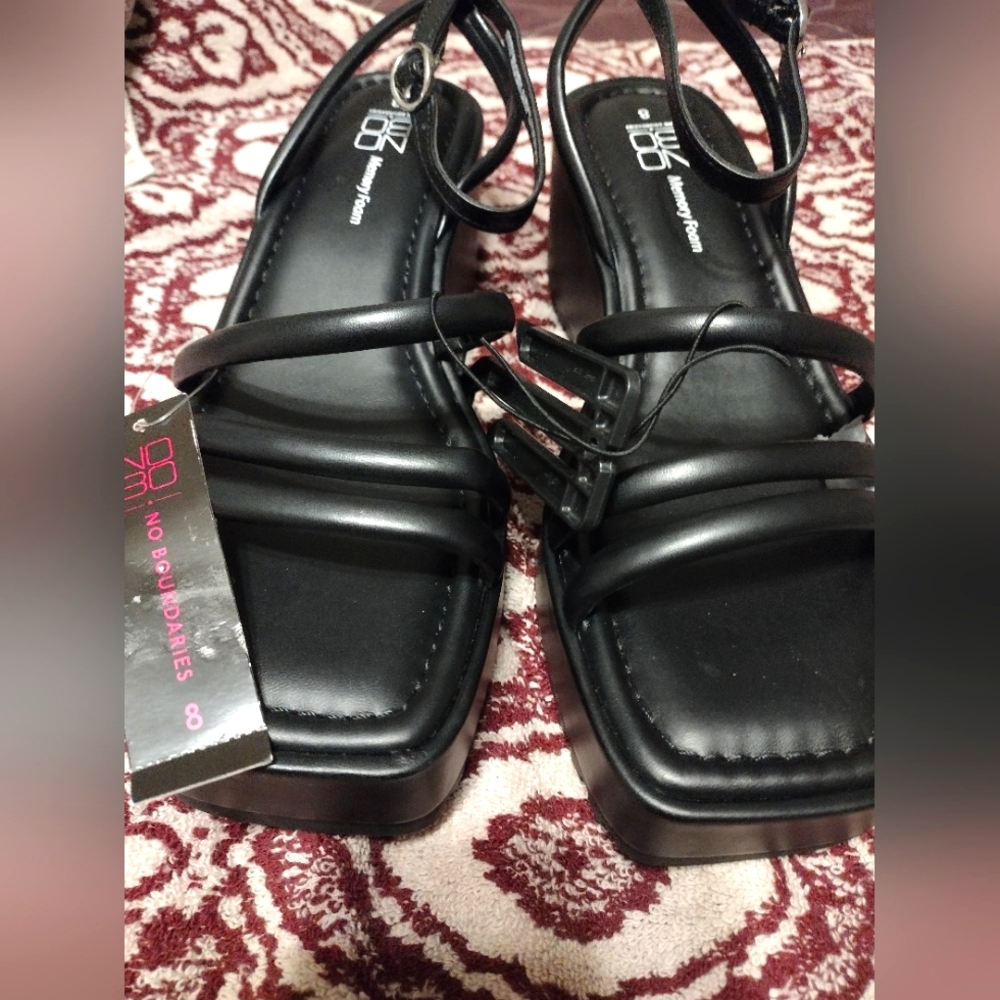 No Boundaries women's small heeled sandals, size 8, black